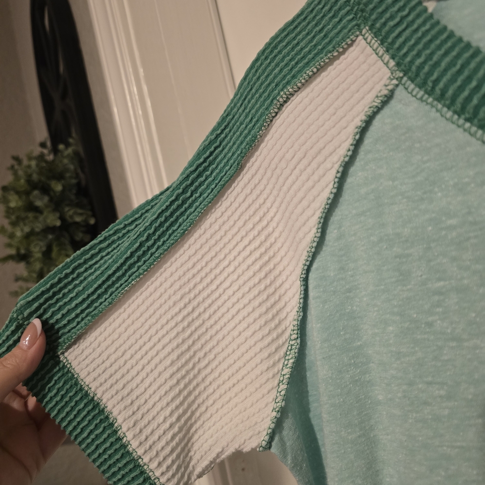 Mint Green Raglan V Neck Top Waffle Sleeve Boutique Size L - Picture 3 of 4